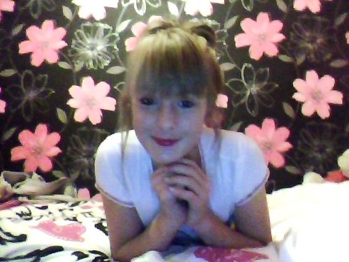 hiya im chloe age 12 new to twitter but need more followers please follow me xxxx
