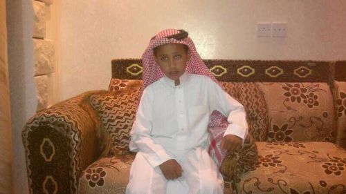 طالب في مدرسه الربيع بن زياد لتحفيظ القرآن الكريم