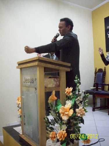 Servo de Jesus Cristo amo; minha família, ler a bíblia e fazer a Obra de Deus.