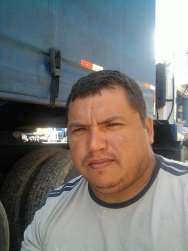 motorista carreteiro , casado e pai de três filhos