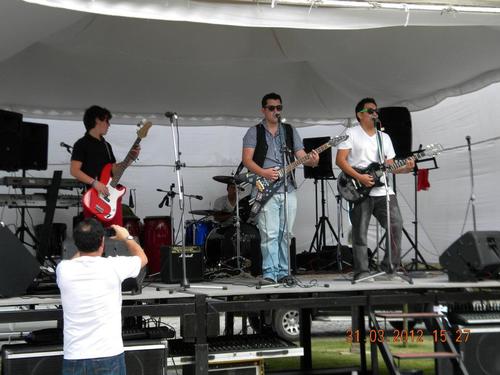 Estudio en la USFQ la carrera de Arte Culinario, soy músico guitarrista y cantante. Apasionado de estas dos artes. Agradecido todos los días de estar VIVO!!!