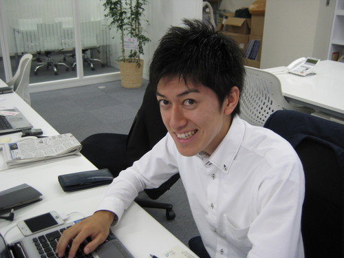 就職活動をしている学生・既卒の方が、本来の意味で就活を成功させるために、研修という形でお手伝いをしています。企業への社員教育を専門とする私たちが開発した講座は、どれも入社後も見据えた内容になっています！