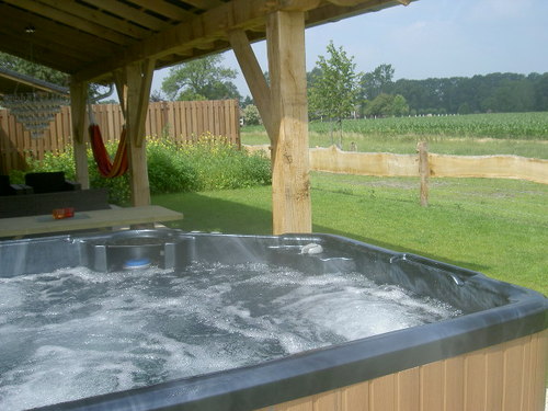 Luxe & sfeervolle wellness vakantiewoningen, met jacuzzi en privé-sauna, in het groene hart van de Achterhoek. Ervaar wellness op kleinschalige boerderij.