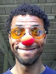 Palhaço, ator e professor. Ajudo pessoas a sorrirem pelo menos uma vez ao dia.