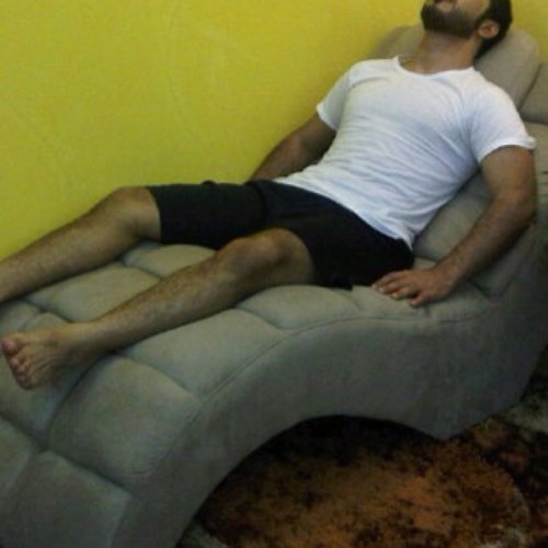 Y7LMOON_Q8's profile picture. قبل تروح وتترڰ الصدر ضايق خذ من بقايا شاعر اليوم بيتين الشجرة اللي شلتھا في دقايق انا تعبت اسقي ثراها من سنين