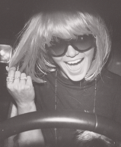 sheismrshoran's profile picture. ¿Estoy loca? Puede, pero las mejores personas lo están. Si no te gusto, ya puedes ir haciendo cola para ver como me importa. ¿Spears, Bieber y Cyrus? ∞.