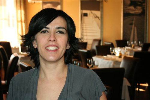 I enjoy live music, real food, good wine and great company. Je crois en ce que je fais et le fais avec amour. J'aime les arts et la vie!