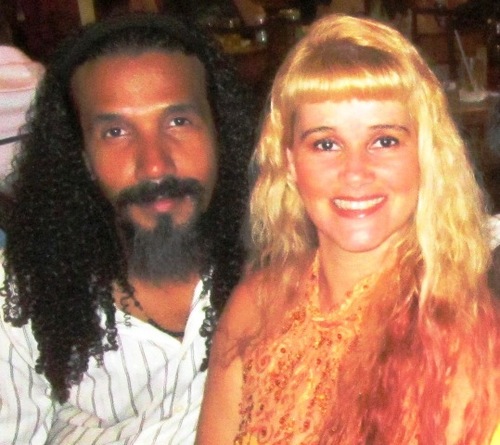 Shadu Cantor,compositor,Arte-Educador,violonista e Artista plástico formado pela UFMG.Chiara Ajna faz a produção e a direção musical e vocal dos cds de Shadu .