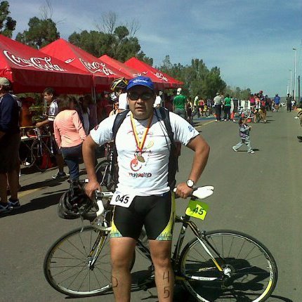 Pastelero, en ratos libres medio corro, medio nado y medio pedaleo, papa de Emy y Alex
