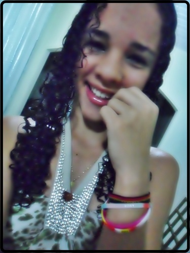 Sou uma pessoa alegre,estou sempre sorrindo de bem com a vida,adoroo escutar musica,amuuh assistir jogo de futebol sou Cruzeirensee