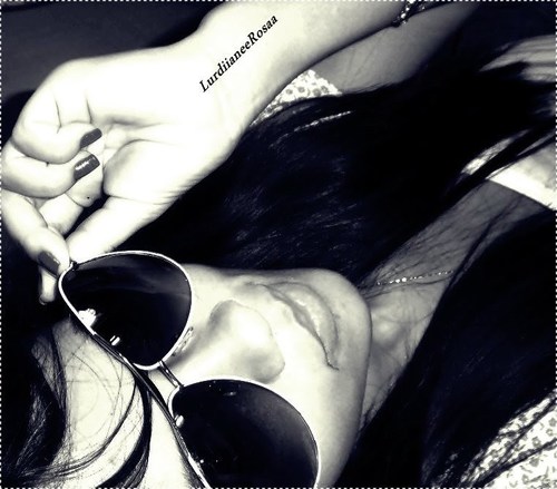 eu sou  umα meninα forte e linda, q da tudo q pode pra ser feliz,c muitos amores e amates vivo a vida c a felicidade q a vida nos transmite sem limitess