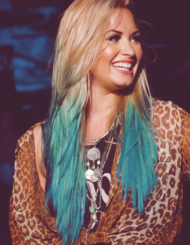 Prefiro chorar sózinha.Orgulho?não.Só quero evitar o julgamento de pessoas que não saibam o motivo das minhas lágrimas.-Demi Lovato †