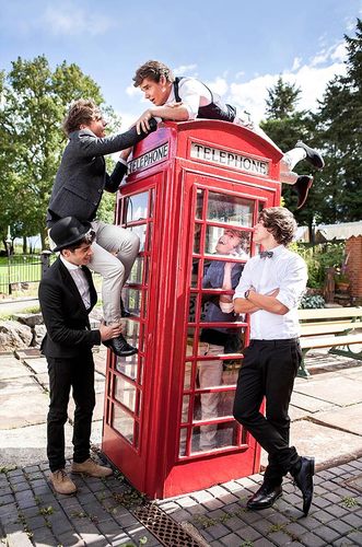 I'm super ultra awesome. In love with @onedirection ... and that's about it.