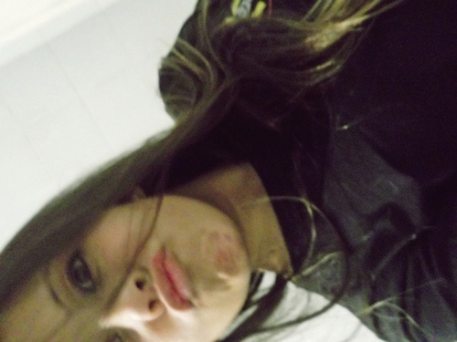 - 16 anos, gremista, gaúcha, virginiana, filme, musicas, amigos, festa , futebol , batata frita, chocolate, coca-cola, família e meo gorrdo @viip_24h . 2 bj ♥’