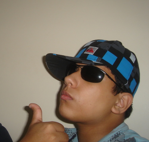 Tenho 17 anos, curto muito futbol, São paulino e gosto de conhecer novas pessoas ...