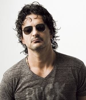 Ese Arjona y sus canciones perfectas♥.
                                                                                                    Somos Isa y Ana.