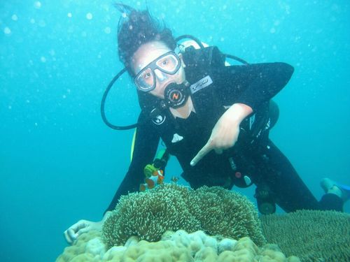 maRia_hutaBarat's profile picture. geeky reader, island hopper, sea lover, keep faith in Lord Jesus, embracing & silly life :)