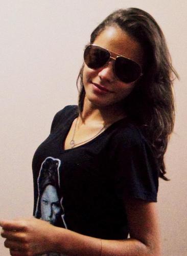 Atrás de um sorriso, ela escondia todas as lágrimas que estavam guardadas em seu coração.