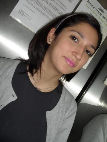 Debaixo da maquiagem e por trás do meu sorriso, eu sou apenas uma menina que deseja o mundo.