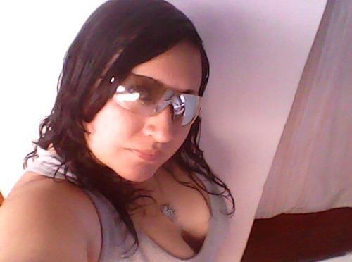 soy una persona muy sencilla noble me gusta escuchar musica ver peliculas de terror estudio auxialia en salud oral