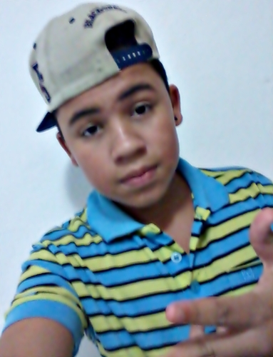 perna doendo por causa do futebol olho vermelho por causa do sol, sou moleque maloqueiro ♪