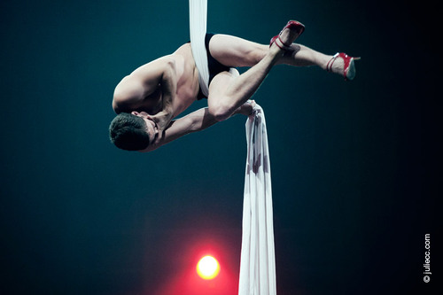 UK and Paris based Aerial Artist and Circus Performer, specializing in silk, hand to hand and acrobatic collectives.