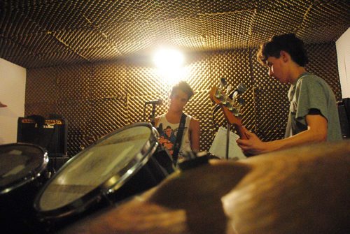 Lostribultos's profile picture. La dosis de punk rock y vino que vos necesitas, somos los tres bultos que nunca vas a olvidar!