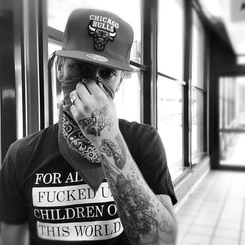 RAP,emis killa,salmo,mr entics,ensi,nesli,club dogo,eminem,fedez,marraa,,j-Ax,fabri fibra etc..ma ascolto da tanti anni i tokio hotel:3 ho 13 anni,me ∞