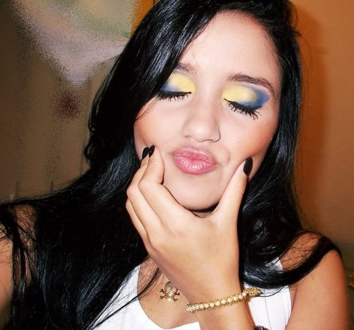 Feia/Chata/Boba/Romântica/Sensível/Amiga/

Me abraça,me beija,me aceita assim,meu amor (8