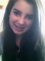 Elα que vive com α cαbeçα nα luα, com músicα no ouvido e corαção nα bocα :)
elα é meninα e mulher, elα sαbe muito bem o que quer .;
'