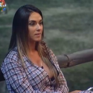 Não gosta de mim por causa das coisas que eu digo? Problema seu.. Sou sincera, falo na sua cara! (criado 01/09/12 e seguida por ela no mesmo dia)