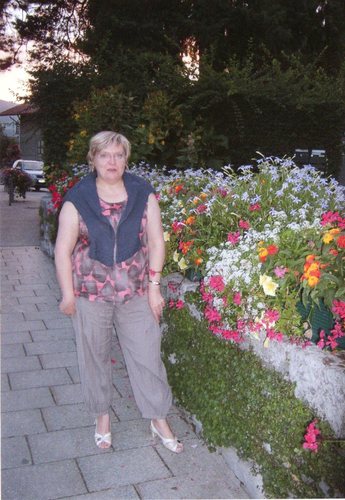 femme, maman, humaniste, rêveuse ;

woman, wife,mom, humanist, dreamer