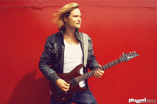 Rogé is a guitarist who has been specialized in combining live guitar with DJ sets. The addition of guitar gives an extra dimension to electronic music!