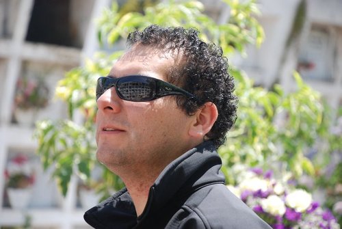 Me encanta reir... Amo reir... No es raro que me vean reir de la nada sin motivo aparente... Mi mente está constantemente buscando razones para hacerme reir...