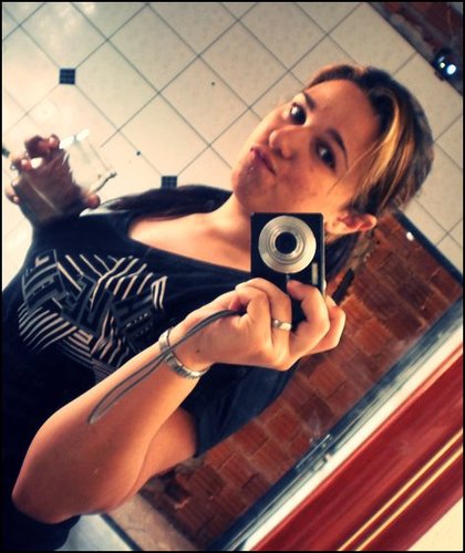 Quero um pouco mais. Não tudo, pra gente não perder a graça no escuro. No fundo, pode ser até pouquinho. Sendo só pra mim, sim ♫
