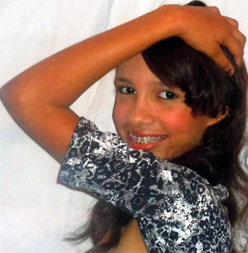 Sou Simplismente a da Foto α baixinha, dos cabelos pretos, da pele morena e dos olhos negros.Não sou a garota mais perfeita do mundo e nem busco ser..
Oks ? S2