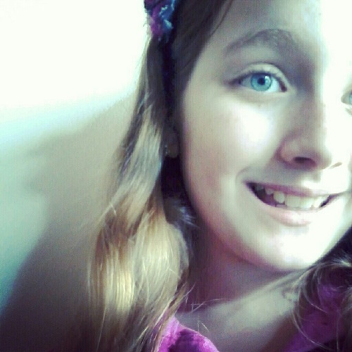 Anajuliacfranca's profile picture. Um brinde aos nossos defeitos, porque com as qualidades ninguém se importa mesmo.