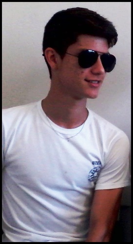 Ousar sem medo de errar, ser alegre pra viver, abusar sem medo de perder, Deus me fez assim, nele eu vou crer.