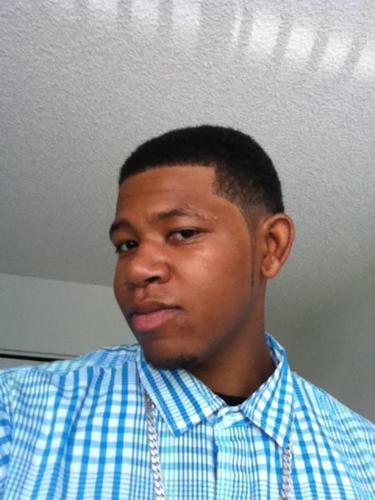 hey twitter the names derrick, im 21 and 6'5 and i have a handsom 2 year old boi,.I like chillin wit the homies and going to fuctions and meeting new people.