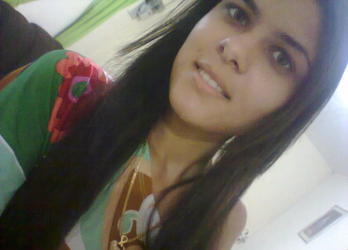 Sou abraços, sorrisos, ânimos, bom humor, sarcasmo, [e sono]. Música alta e silêncio. Serei o que você quiser, mas só quando eu quiser.