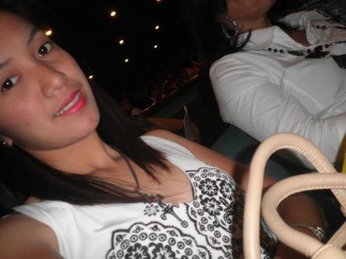 simple girl, i love the people who accept me 4 wat i am and who i am!!