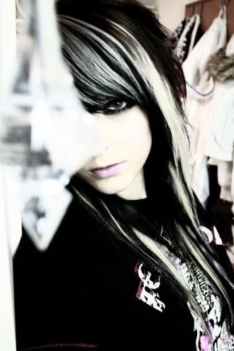 TorturedxRosex's profile picture. 16 | Plays the drums, guitar (bass, acoustic and electric xD) and piano | Cats, panda and turtle lover | In a complicated relationship :C | Tweet me?.. c; | RP