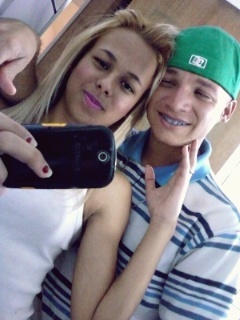 Ela curti um funk ela é d balada ela gosta da night ela é de beber.Da um role junto com as amgs só chega em casa ao amanhecer. Vive a vida tão intensamente ♪