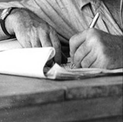 Bin in Berlin geboren, arbeite derzeit in Wien als Schriftsteller mit Schwerpunkt erotische Literatur