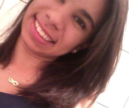 17 anos, sou tagarela, sorridente, meiga e apaixonada pela vida