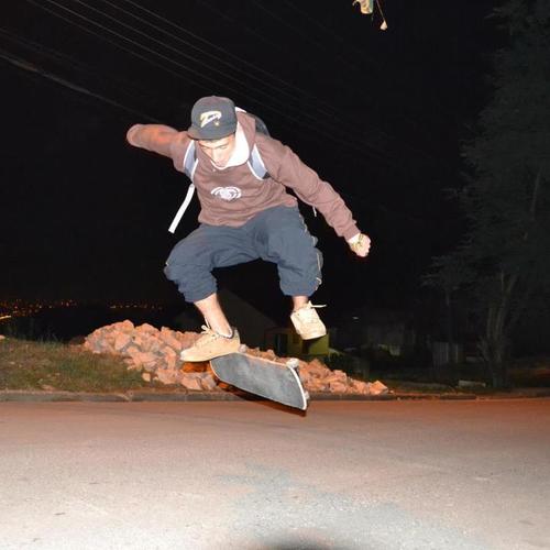 Amo anda de skate , e tocar bateraa !! ....  (Y)
