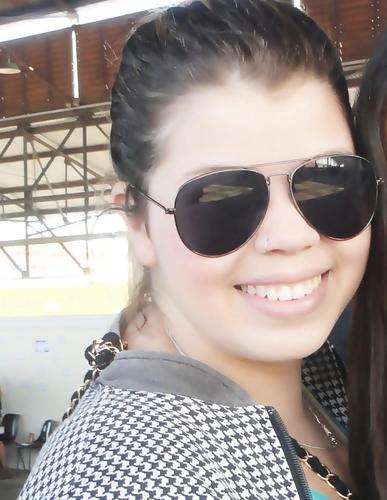 Sou uma menina. Eu exagero. Eu brigo. Eu subestimo. Eu penso sobre tudo. Eu sonho alto. E quando eu digo que amo, eu não estou mentindo.(y)