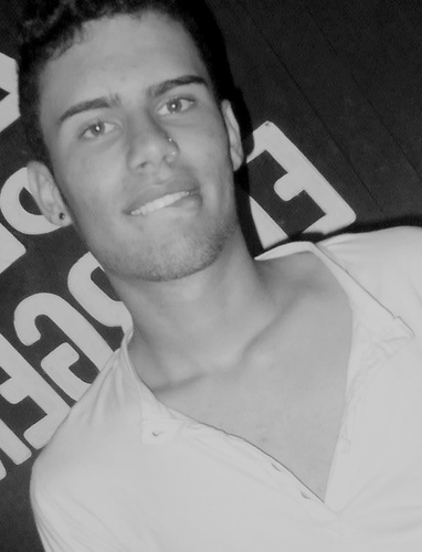 18 anos / sargitario / gosto de musica romantica , pagode , eletronica / diversão - free step sz  / frase -  deus eé a base de tudo !
