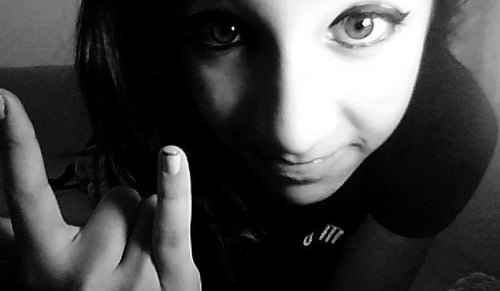 Uma garota : Loca ,Retardada , Feliiz , Boba , que ama CHOCOLATE , FROZEN.