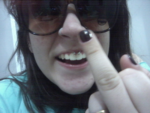 a noite cai , e ela vem .